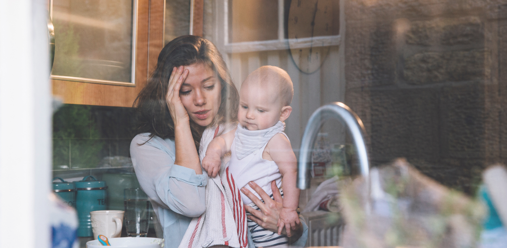 Madre con su hijo en brazos en un momento íntimo de conexión, simbolizando los desafíos y la belleza de la maternidad real y el camino para soltar la culpa.
